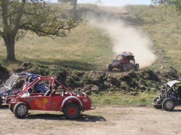 Buggy pe pista si in asteptare